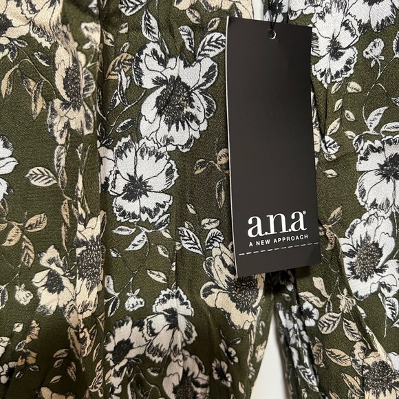 Women's Boho Blouse ANA A New Approach Size MT Green Floral W/Lattice Accent NWT - Picture 4 of 6